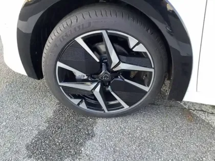 Photo 32 Peugeot 208  Hybrid 100 e-DCS6