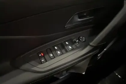 Photo 61 Peugeot 308  PHEV 180 e-EAT8