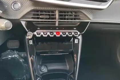 Photo 99 Peugeot 208  Electrique 50 kWh 136ch