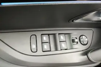 Photo 61 Peugeot 2008  Electrique 54 kWh 156 ch