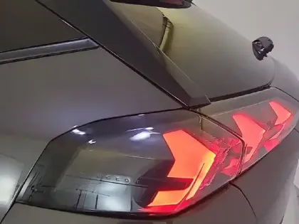 Photo 16 Peugeot 2008  BlueHDi 130 S&S EAT8