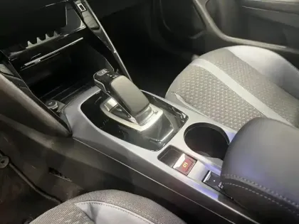 Photo 12 Peugeot 2008  e- 136ch Allure