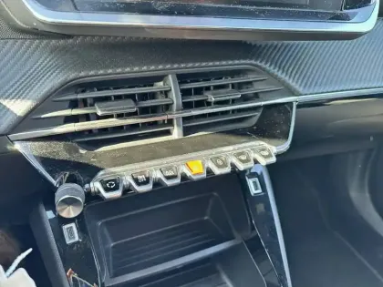 Photo 37 Peugeot 2008  PureTech 100 S&S BVM6