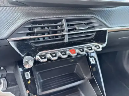 Photo 14 Peugeot 2008  PureTech 130 S&S BVM6