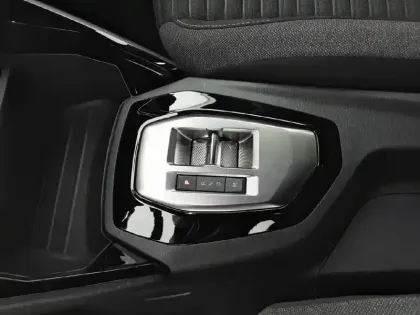 Photo 41 Peugeot 2008  Hybrid 136 e-DCS6