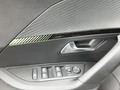 Photo 45 Peugeot 2008  Hybrid 136 e-DCS6