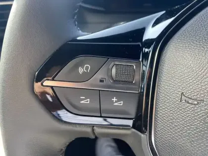 Photo 28 Peugeot 2008  Electrique 54 kWh 156 ch