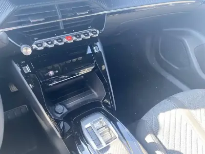 Photo 24 Peugeot 2008  Electrique 54 kWh 156 ch