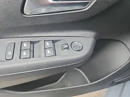 Photo 18 Opel Corsa  1.2 Turbo Hybrid 100 ch e-DCT6