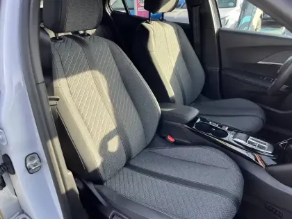 Photo 11 Peugeot 2008  Hybrid 136 e-DCS6