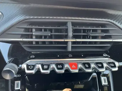 Photo 59 Peugeot 2008  Hybrid 136 e-DCS6