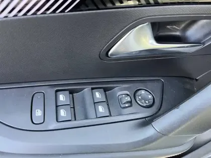 Photo 55 Peugeot 2008  Hybrid 136 e-DCS6