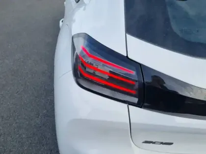 Photo 36 Peugeot 208  Hybrid 100 e-DCS6