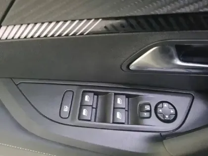 Photo 69 Peugeot 2008  Hybrid 136 e-DCS6