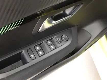 Photo 11 Peugeot 208  Hybrid 100 e-DCS6