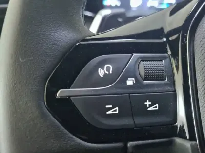 Photo 67 Peugeot 2008  Hybrid 136 e-DCS6