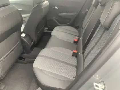 Photo 33 Peugeot 2008  Hybrid 136 e-DCS6