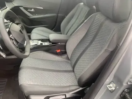 Photo 32 Peugeot 2008  Hybrid 136 e-DCS6