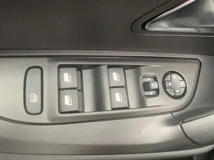 Photo 41 Peugeot 2008  Hybrid 136 e-DCS6