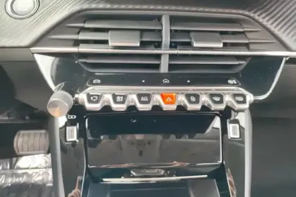 Photo 94 Peugeot 208  Electrique 51 kWh 156ch