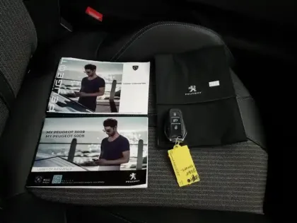 Photo 15 Peugeot 3008  Hybrid 225 e-EAT8 Allure Pack