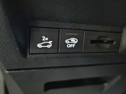Photo 30 Peugeot 3008  Hybrid 136 e-DCS6