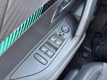 Photo 39 Peugeot 2008  Electrique 136 ch