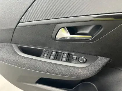 Photo 74 Peugeot 208  Hybrid 100 e-DCS6