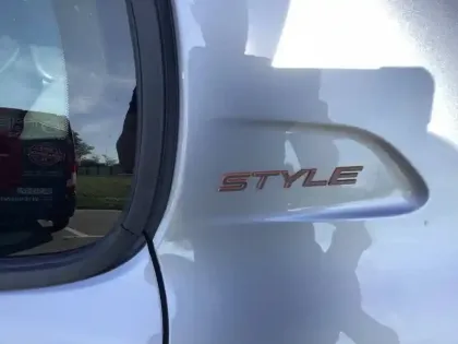 Photo 14 Peugeot 208  Hybrid 100 e-DCS6