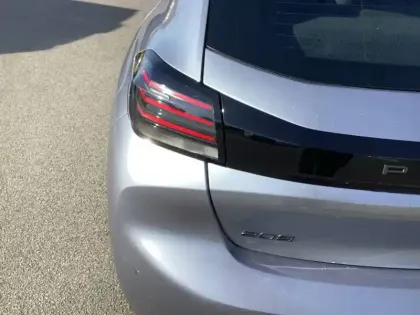 Photo 16 Peugeot 208  Hybrid 100 e-DCS6