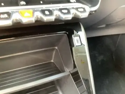 Photo 48 Peugeot 208  Hybrid 100 e-DCS6