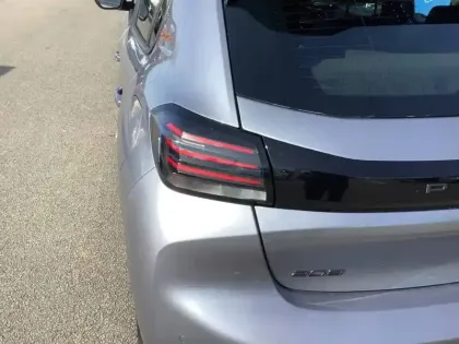 Photo 42 Peugeot 208  Hybrid 100 e-DCS6