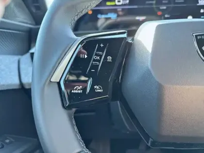 Photo 38 Peugeot 5008  Electrique 73 kWh 210 ch