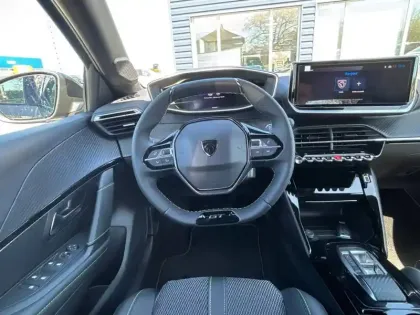 Photo 8 Peugeot 208  Electrique 51 kWh 156ch