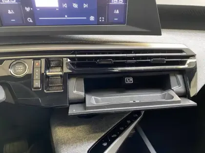 Photo 45 Peugeot 5008  Hybrid 136 e-DCS6