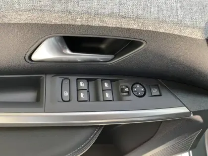 Photo 41 Peugeot 5008  Hybrid 136 e-DCS6