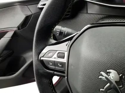 Photo 17 Peugeot 208  PureTech 100 S&S BVM6 GT