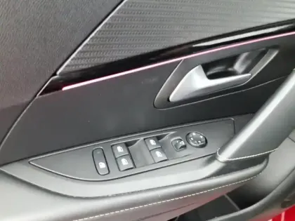 Photo 12 Peugeot 208  PureTech 100 S&S BVM6 GT