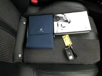 Photo 15 Peugeot 208  PureTech 100 S&S BVM6 GT