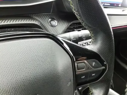 Photo 18 Peugeot 208  PureTech 100 S&S BVM6 GT