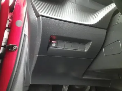 Photo 16 Peugeot 208  PureTech 100 S&S BVM6 GT