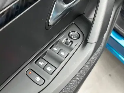 Photo 81 Peugeot 2008  Electrique 50 kWh 136 ch