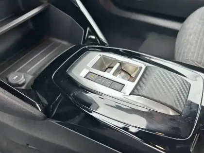 Photo 77 Peugeot 2008  Electrique 50 kWh 136 ch