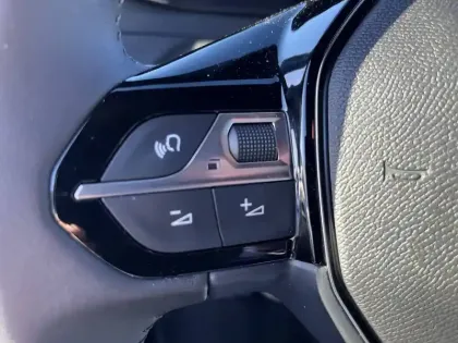 Photo 60 Peugeot 2008  Electrique 50 kWh 136 ch