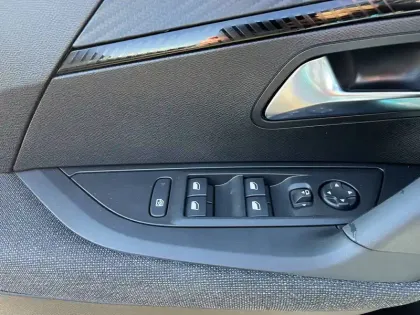 Photo 50 Peugeot 2008  Electrique 50 kWh 136 ch