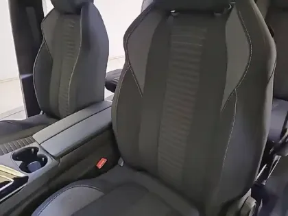 Photo 30 Peugeot 5008  Hybrid 136 e-DCS6