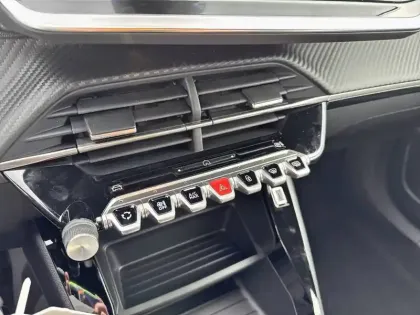 Photo 37 Peugeot 2008  Electrique 50 kWh 136 ch