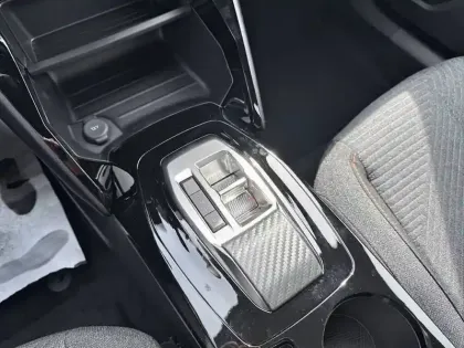 Photo 33 Peugeot 2008  Electrique 50 kWh 136 ch