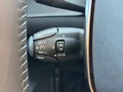 Photo 11 Peugeot 208  Electrique 54 kWh 156ch