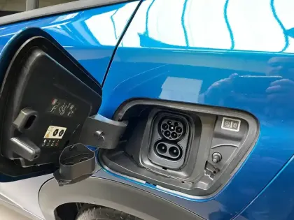 Photo 33 Peugeot 2008  Electrique 54 kWh 156 ch
